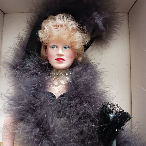 Mae West porcelain doll - Picture 5 of 8